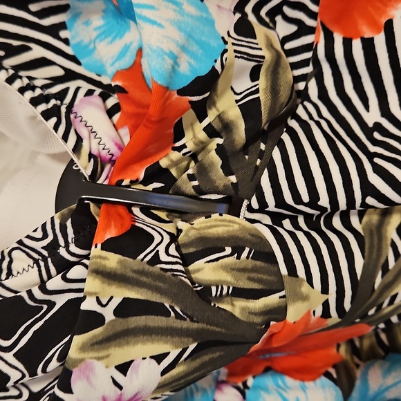 Womens plus size 2X Swimsuit top adjustable straps built-in bra stretchy - Picture 2 of 2